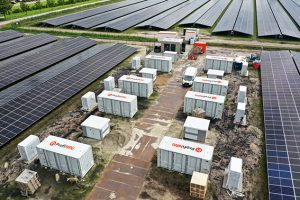 Solarpark Zuidbroek, Groningen mit Energiespeicherung in Form von Batteriecontainern