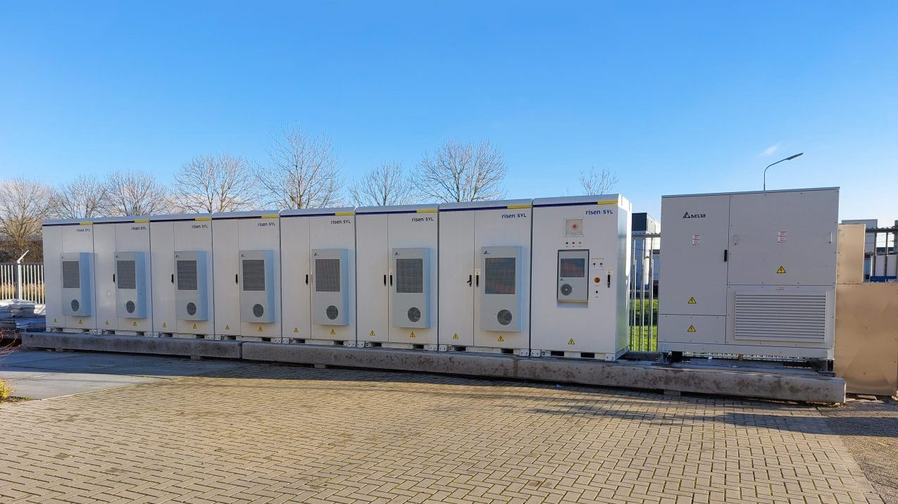 foto BESS midden voor 30nov2023 zonnigdak e1716895428228