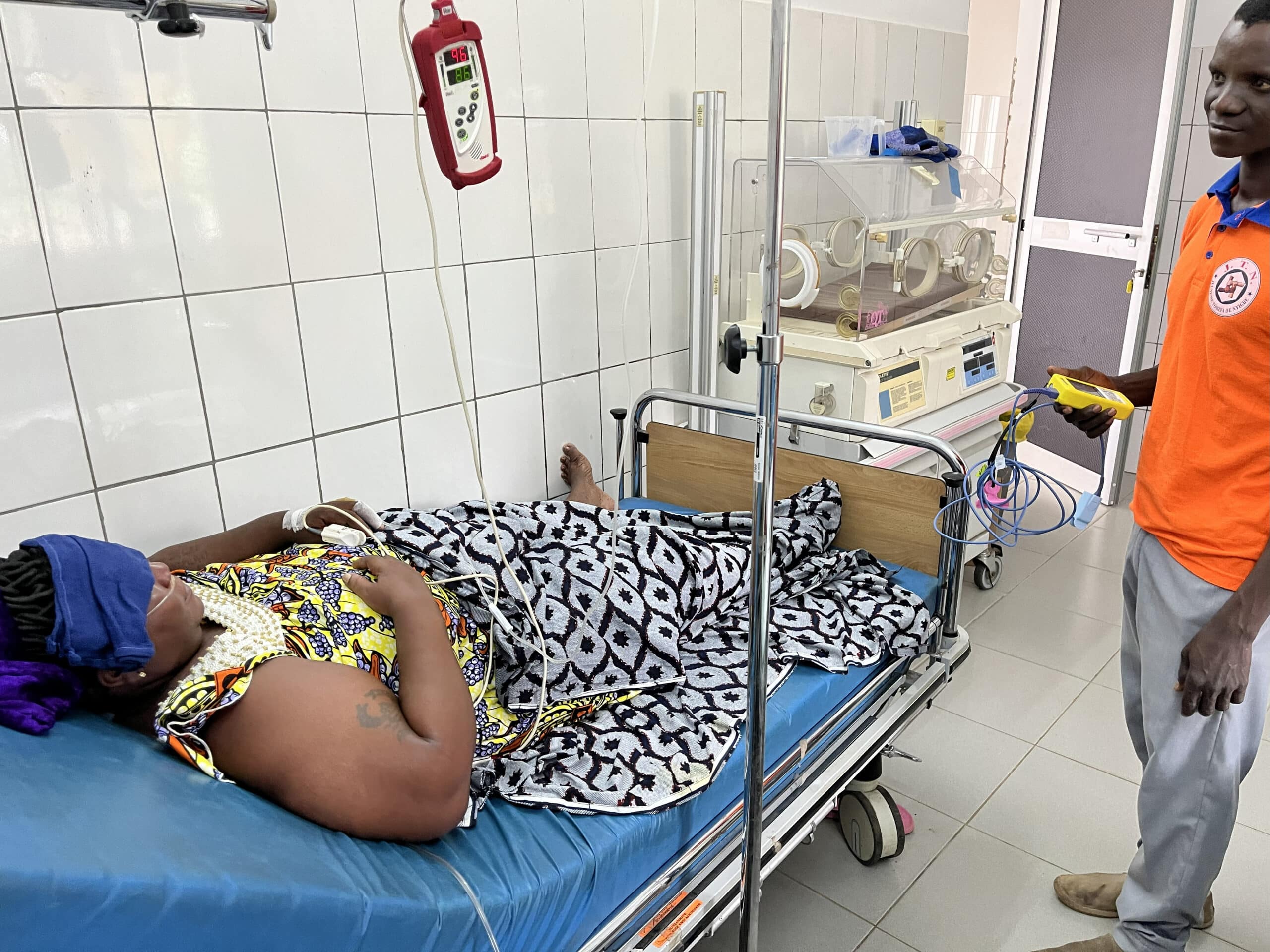 Vrouw op ziekenhuisbed in kliniek Togo