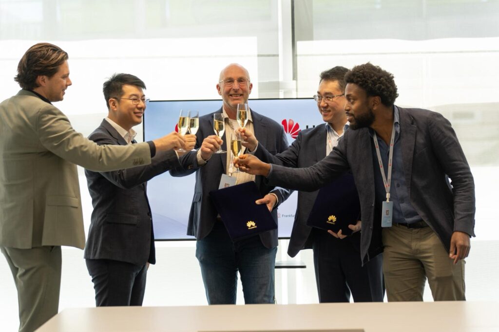 Champagne tijdens de bevestiting van de strategische samenwerking tussen Huawei en ProfiNRG