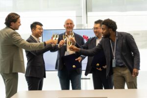 Champagner anlässlich der Bestätigung der strategischen Partnerschaft zwischen Huawei und ProfiNRG